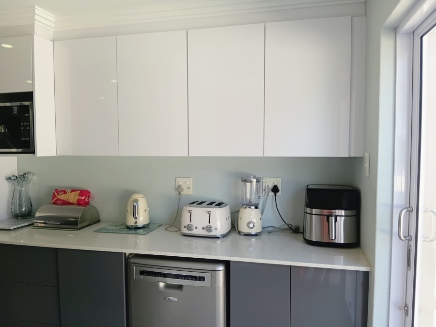 5 Bedroom Property for Sale in Beacon Bay Eastern Cape